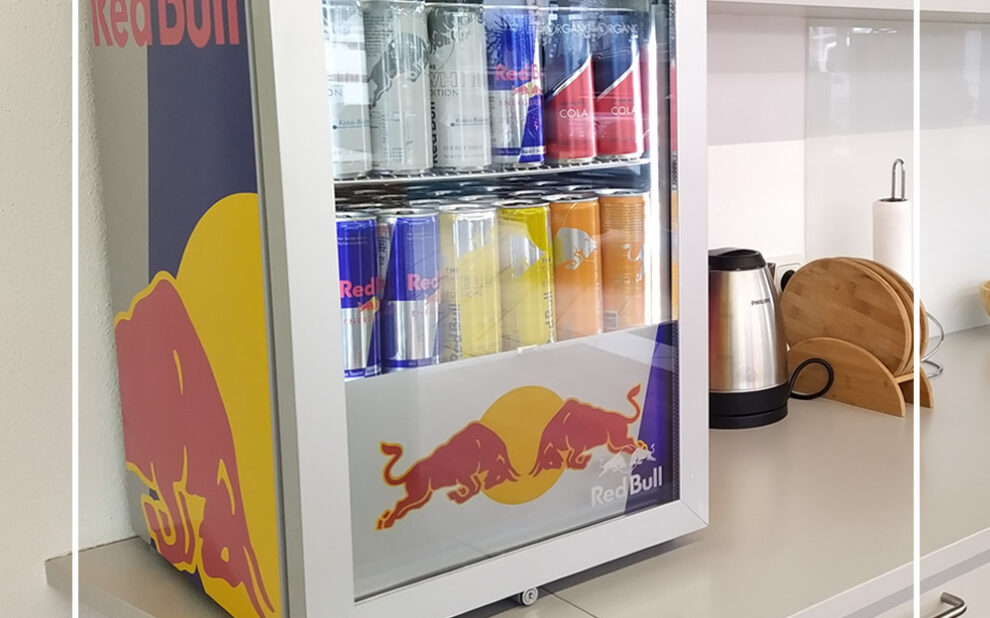 kaffeeküche Redbull Kühlschrank