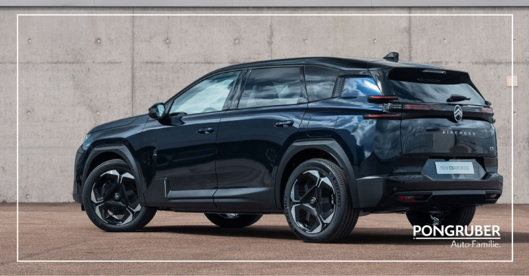 
<p class="" data-start="80" data-end="246">“Citroën kreiert einen <strong>coolen New Look</strong>. Mit seinem <strong>kantig-dynamischen</strong> Design gibt sich der <strong>C5 Aircross</strong> nach außen hart, innen ist er dagegen ganz weich: Beim Sofadesign geht Citroën auf Kuschelkurs.</p>
<p class="" data-start="80" data-end="246">Im Kontrast zur Flauschigkeit von Sitzen und Oberflächen stehen <strong>High-Tech-Elemente</strong> wie ein hochwertiger Touchscreen, der den Multimedia-Bereich auf ein <strong>neues Level</strong> hebt. Mit seiner Länge von <strong>4,65 Metern</strong> entwächst der C5 Aircross endgültig der Kompaktklasse und wird zum geräumigen Familienfahrzeug, das einen großzügigen Kofferraum mit <strong>viel Beinfreiheit</strong> in der zweiten Sitzreihe kombiniert. Beim Fahrwerk bleibt <strong>hoher Komfort</strong> vorrangig und beim Antrieb gibt es Benzin-Hybrid Plug-in-Hybrid und Elektroantrieb”, ist das erste Fazit von Fabian Steiner von
motorprofis.at.</p>
Mehr Infos unter <a href="https://www.motorprofis.at/citroen/vorstellung-citroen-c5-aircross">Vorstellung: Citroën C5 Aircross, Außen hart und innen ganz weich</a>  &nbsp;  Unser Vertriebsteam steht bei Fragen gerne unter <a href="tel:+43662480067">+43 662 480067</a> – oder schick uns einfach ein Mail an <a href="mailto:verkauf@pongruber.at">verkauf@pongruber.at </a>  &nbsp;  <strong>Wir freuen uns auf Ihre Anfrage!</strong>